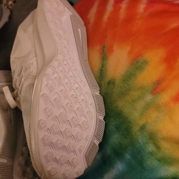 NEVER worn nike running sneakers - Picture 3 of 5